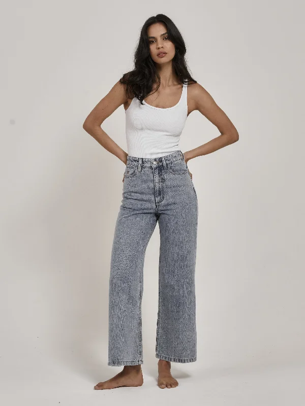 Leisure Travel Holly Jean - Garage Blue